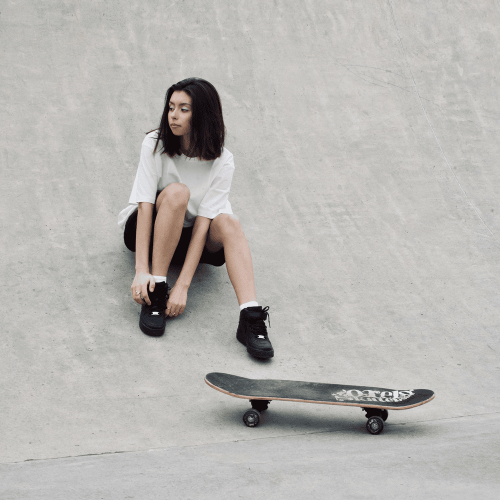 На скейте (On Skateboard)