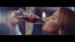 Клип Ёлка - Coca-Cola и Ёлка (певица) – Праздник к нам приходит! (2015)
